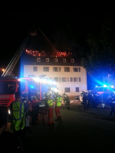 AMATEURBILDER! Dachstuhlbrand in Mehrfamilienhaus in Stuttgart-Zuffenhausen - Bewohner retten sich selbst